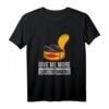 Lustiges Surströmming T-Shirt mit Spruch 'give me more Surströmming' – Perfektes Geschenk für Schweden- und Surströmming-Fans