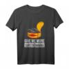 Lustiges Surströmming T-Shirt mit Spruch 'give me more Surströmming' – Perfektes Geschenk für Schweden- und Surströmming-Fans