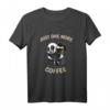 Niedliches Panda mit Kaffeebecher T-Shirt – Perfektes Geschenk für Kaffeeliebhaber, Morgenmuffel & Panda-Fans
