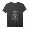 Damen Biker T-Shirt mit Totenkopf und V-Ausschnitt – Rebellisches Vintage Damen-Shirt für Motorradfahrerinnen & Tattoo-Liebhaberinnen