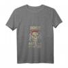 Damen Biker T-Shirt mit Totenkopf und V-Ausschnitt – Rebellisches Vintage Damen-Shirt für Motorradfahrerinnen & Tattoo-Liebhaberinnen