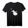Schneemann wirft Schneeball Winter T-Shirt für Kinder und Erwachsene – Perfekt als Weihnachtsgeschenk und für die kalte Jahreszeit