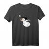 Schneemann wirft Schneeball Winter T-Shirt für Kinder und Erwachsene – Perfekt als Weihnachtsgeschenk und für die kalte Jahreszeit
