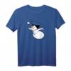 Schneemann wirft Schneeball Winter T-Shirt für Kinder und Erwachsene – Perfekt als Weihnachtsgeschenk und für die kalte Jahreszeit