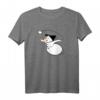 Schneemann wirft Schneeball Winter T-Shirt für Kinder und Erwachsene – Perfekt als Weihnachtsgeschenk und für die kalte Jahreszeit