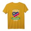 Ich brauche keine Therapie, ich muss nur nach Namibia! T-Shirt mit Namibia Fahne – Perfektes Geschenk für Namibia-Reisende & Safari-Liebhaber