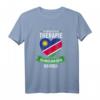 Ich brauche keine Therapie, ich muss nur nach Namibia! T-Shirt mit Namibia Fahne – Perfektes Geschenk für Namibia-Reisende & Safari-Liebhaber
