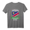 Ich brauche keine Therapie, ich muss nur nach Namibia! T-Shirt mit Namibia Fahne – Perfektes Geschenk für Namibia-Reisende & Safari-Liebhaber