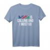 Namibia Is Calling & I Must Go T-Shirt – Perfektes Geschenk für Safari- und Reise-Liebhaber, ideal für Namibia Reisen, Weihnachten & Geburtstage