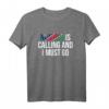 Namibia Is Calling & I Must Go T-Shirt – Perfektes Geschenk für Safari- und Reise-Liebhaber, ideal für Namibia Reisen, Weihnachten & Geburtstage