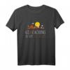 Wandern und Geocachen sind mein Hobby - GPS Natur T-Shirt für Geocacher, perfekt als Geschenk zu Weihnachten, Geburtstag, Vatertag & Muttertag