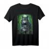 Wolf Wölfe im dunklen Wald Nacht mit Mond Fantasy Natur T-Shirt – Tier- und Naturdesign für Wolf Liebhaber