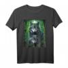 Wolf Wölfe im dunklen Wald Nacht mit Mond Fantasy Natur T-Shirt – Tier- und Naturdesign für Wolf Liebhaber