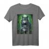 Wolf Wölfe im dunklen Wald Nacht mit Mond Fantasy Natur T-Shirt – Tier- und Naturdesign für Wolf Liebhaber