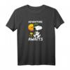 HapKoala Snoopy Adventure Awaits T-Shirt - Offiziell lizenziert, perfektes Geschenk für Fans & Geburtstagskinder