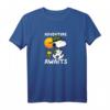HapKoala Snoopy Adventure Awaits T-Shirt - Offiziell lizenziert, perfektes Geschenk für Fans & Geburtstagskinder