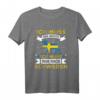 Ich Muss Gar Nichts Ich Muss Nur Nach Schweden Reise T-Shirt – Lustiges Geschenk für Schweden- und Skandinavien-Fans, Camper & Naturfreunde