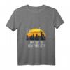 Lustiges Damen Retro T-Shirt mit Skyline von NYC – 'I Survived My Trip To New York City', V-Ausschnitt, leichtes Design