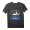 Stimmen im Kopf sagen - Ich muss nach Tirol T-Shirt für Urlaub, Skiurlaub & Bergliebhaber – Perfektes Geschenk für Reisende und Auswanderer