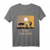 Kinder T-Shirt mit Löwe in Wildnis – Symbol für Freiheit und Stärke, Perfekt für Kinder, die sich selbst verwirklichen möchten