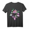 Buntes Totenkopf T-Shirt mit Blumen & Schmetterlingen – Perfekt für Halloween, Tag der Toten & Tattoo-Fans