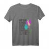 Damen T-Shirt mit Schmetterling und Blümchen – Buntes V-Ausschnitt Shirt mit Tiermotiven, perfekt für Natur- und Tierliebhaberinnen