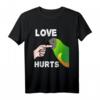 Liebe tut Senegal Papagei beißen Finger T-Shirt – Lustiges Geschenk für Vogel- und Papageienliebhaber zum Valentinstag oder Geburtstag