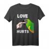 Liebe tut Senegal Papagei beißen Finger T-Shirt – Lustiges Geschenk für Vogel- und Papageienliebhaber zum Valentinstag oder Geburtstag