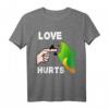 Liebe tut Senegal Papagei beißen Finger T-Shirt – Lustiges Geschenk für Vogel- und Papageienliebhaber zum Valentinstag oder Geburtstag