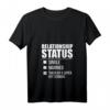 Damen Beziehungsstatus wird von der superheißen serbischen Serbien Liebe aufgenommen T-Shirt mit V-Ausschnitt – Perfektes Geschenk für Paare, Verlobte & Jahrestage
