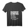 Damen Beziehungsstatus wird von der superheißen serbischen Serbien Liebe aufgenommen T-Shirt mit V-Ausschnitt – Perfektes Geschenk für Paare, Verlobte & Jahrestage