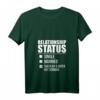 Damen Beziehungsstatus wird von der superheißen serbischen Serbien Liebe aufgenommen T-Shirt mit V-Ausschnitt – Perfektes Geschenk für Paare, Verlobte & Jahrestage