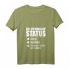 Damen Beziehungsstatus wird von der superheißen serbischen Serbien Liebe aufgenommen T-Shirt mit V-Ausschnitt – Perfektes Geschenk für Paare, Verlobte & Jahrestage