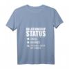 Damen Beziehungsstatus wird von der superheißen serbischen Serbien Liebe aufgenommen T-Shirt mit V-Ausschnitt – Perfektes Geschenk für Paare, Verlobte & Jahrestage