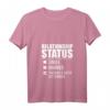Damen Beziehungsstatus wird von der superheißen serbischen Serbien Liebe aufgenommen T-Shirt mit V-Ausschnitt – Perfektes Geschenk für Paare, Verlobte & Jahrestage