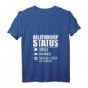 Damen Beziehungsstatus wird von der superheißen serbischen Serbien Liebe aufgenommen T-Shirt mit V-Ausschnitt – Perfektes Geschenk für Paare, Verlobte & Jahrestage