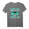 Yeah Die Sonne Scheint Heute Zocke Ich In Kurzen Hosen T-Shirt – Lustiges Gaming T-Shirt für Gamer, Zocker & Videospiel-Fans