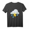 Wolke mit Blitz und Regen T-Shirt für Frauen, Männer und Kinder – Stylisches Wettermotiv, klassisch geschnitten