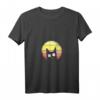 Damen Katzenmotiv mit einer schwarzen Katze vor einer retro Sonne – Trendiges T-Shirt mit V-Ausschnitt für Katzenliebhaberinnen