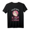 Filled with K-pop and K-Drama Geschenk T-Shirt - Lustiges Koreanisches Merch mit Südkorea Motiv und Waifu-Design für Fans