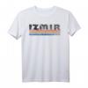 Premium 1980er Stil Izmir Türkei Fan-T-Shirt mit bunten Streifen – Vintage-Look für Retro-Modefans