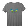 Besticktes Vyshyvanka-Druck T-Shirt mit Ukrainischer Flagge – Kulturelle und patriotische Kleidung, designed in der Ukraine