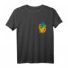 Ukraine Sonnenblumen T-Shirt – Klassisch geschnitten mit doppeltem Saum, ideal für ukrainische Unterstützung und patriotische Anlässe