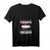 Damen T-Shirt 'Ich brauche keine Therapie, ich muss nur nach Ungarn' - V-Ausschnitt, Perfekt für Ungarn-Urlauber und Liebhaber