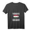 Damen T-Shirt 'Ich brauche keine Therapie, ich muss nur nach Ungarn' - V-Ausschnitt, Perfekt für Ungarn-Urlauber und Liebhaber