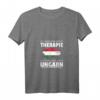 Damen T-Shirt 'Ich brauche keine Therapie, ich muss nur nach Ungarn' - V-Ausschnitt, Perfekt für Ungarn-Urlauber und Liebhaber