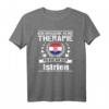 Ich Brauche Keine Therapie Ich Muss Nur Nach Istrien T-Shirt - Lustiges Souvenir & Geschenk für Kroatien- und Istrien-Reisende