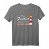 Die Nordsee Ruft, Leuchtturm - Lustiges Nordsee Urlaub T-Shirt für Meeres- und Strandliebhaber, perfekt als Geschenk für Urlauber, Einheimische und Meerfans