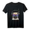 Mops Hund mit Kopfhörer und Sonnenbrille Party Urlaub T-Shirt – Lustiges Geschenk für Musik- und Hundeliebhaber, perfekt für Partys, Konzerte & Urlaube