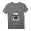 Mops Hund mit Kopfhörer und Sonnenbrille Party Urlaub T-Shirt – Lustiges Geschenk für Musik- und Hundeliebhaber, perfekt für Partys, Konzerte & Urlaube